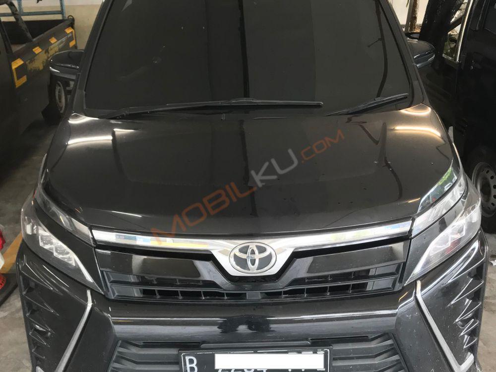 Mobil Toyota Voxy 2018