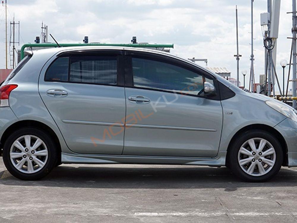 Mobil Toyota Yaris 2010