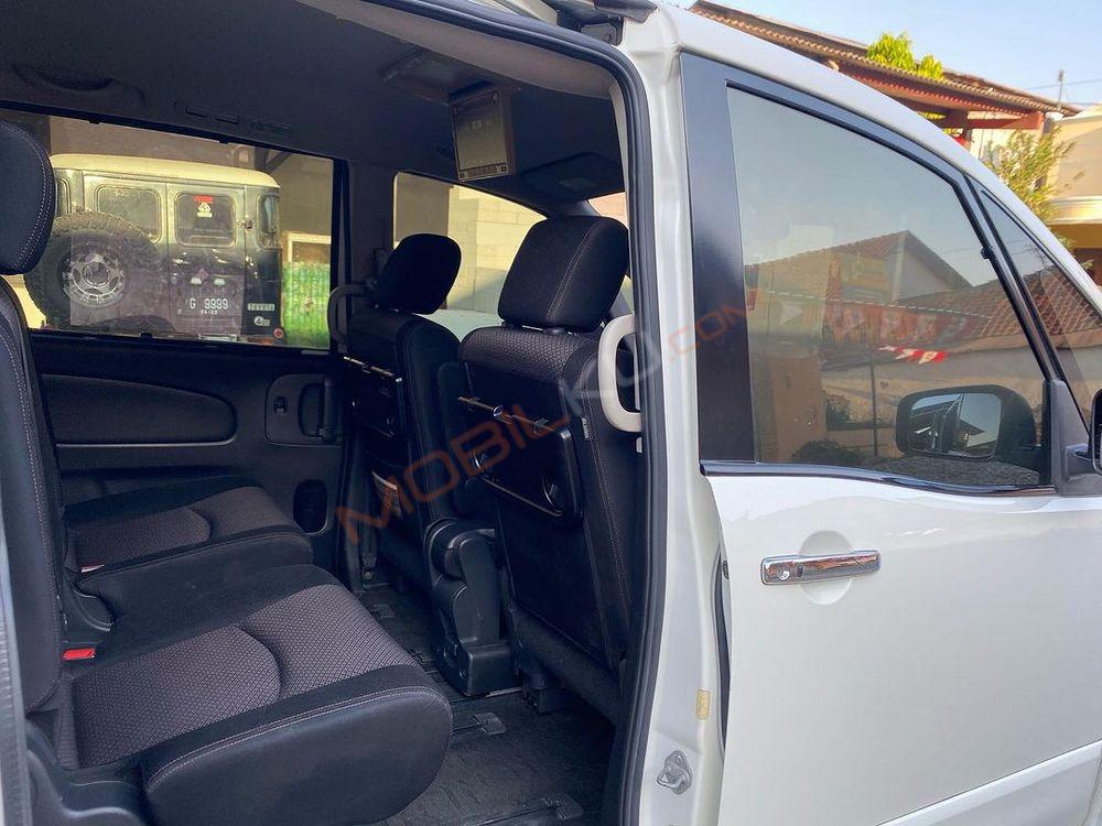 Mobil Nissan Serena 2013