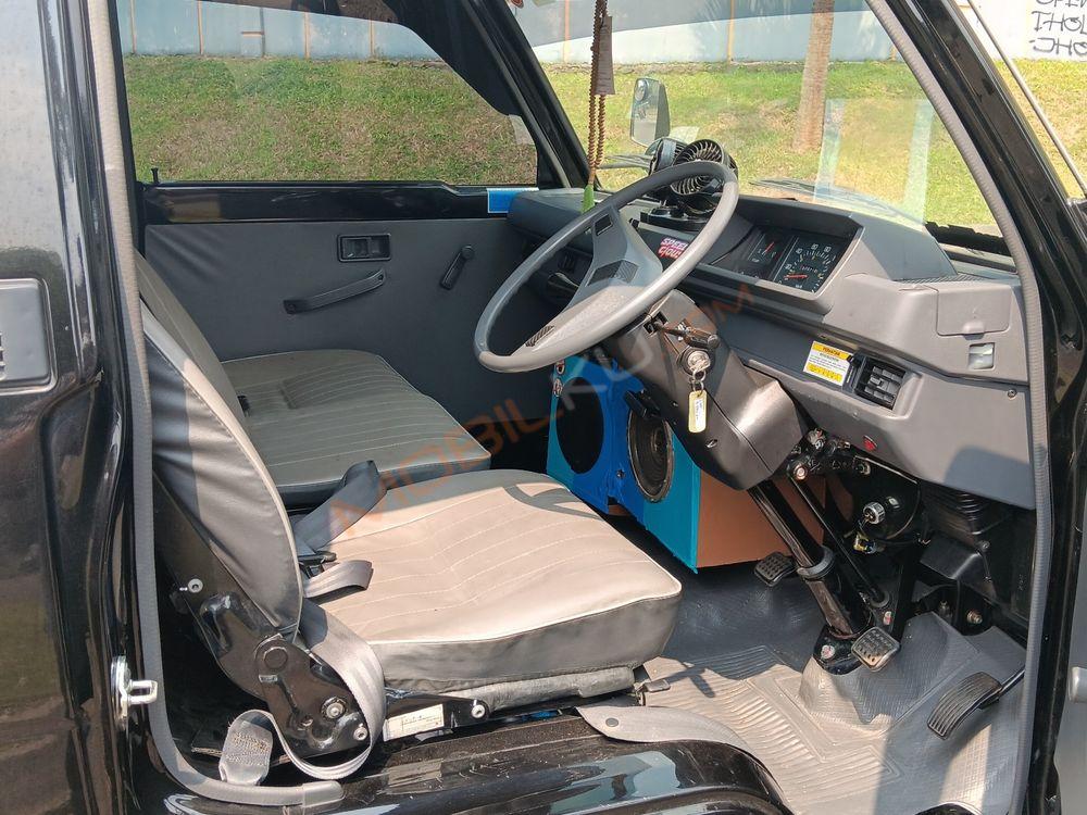 Mobil Mitsubishi L300 2022