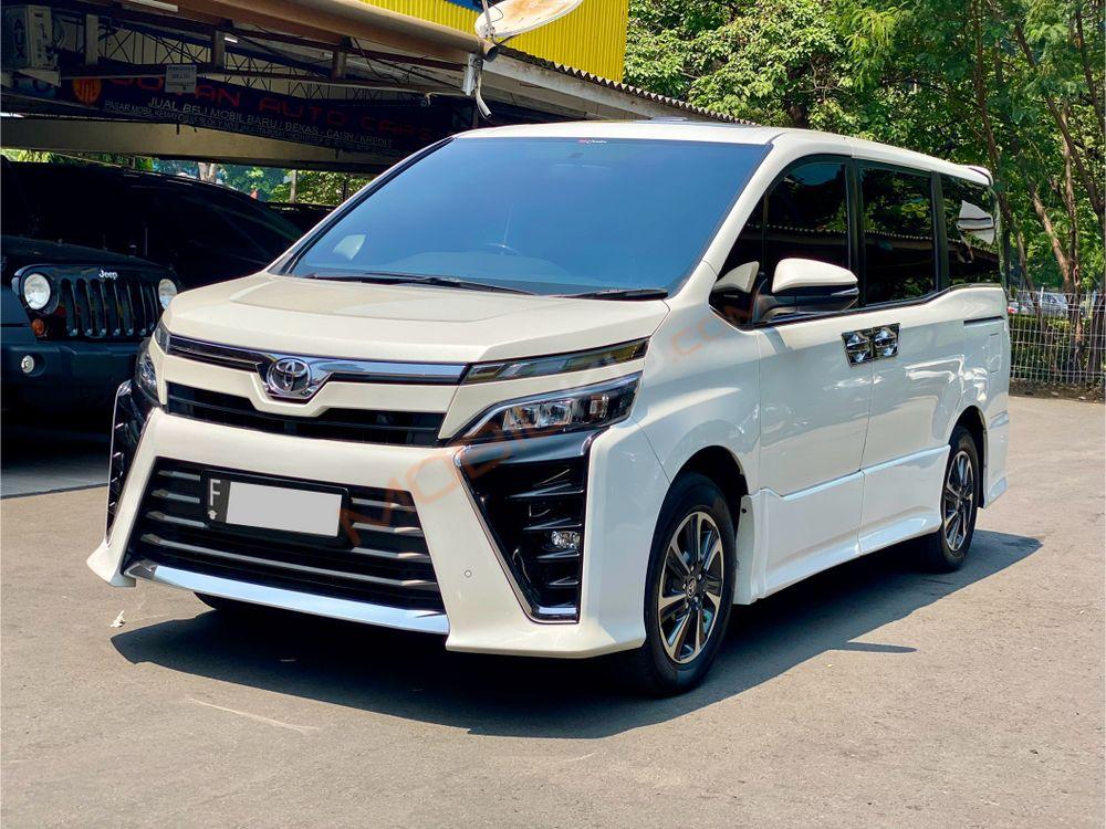 Mobil Toyota Voxy 2018