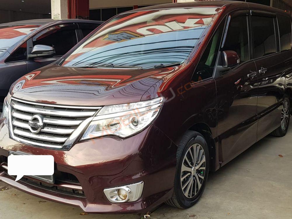 Mobil Nissan Serena 2015
