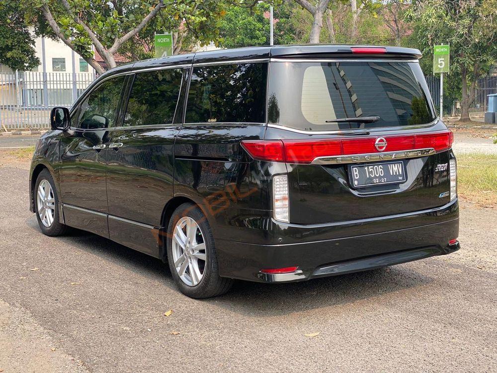 Mobil Nissan Elgrand 2013