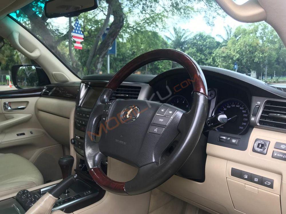 Mobil Lexus LX 2010
