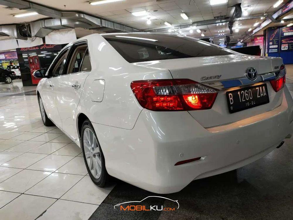 Mobil Toyota Camry 2014