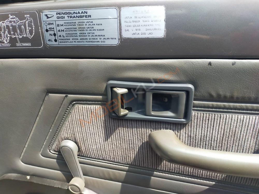 Mobil Daihatsu Taft 1997