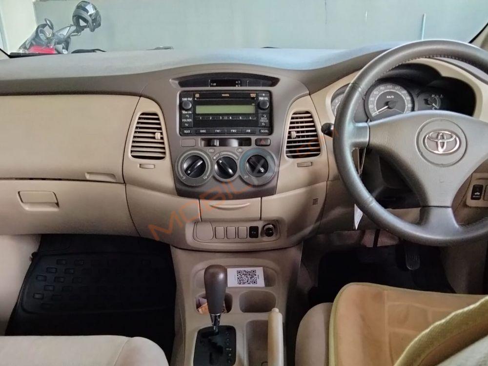 Mobil Toyota Kijang Innova 2010
