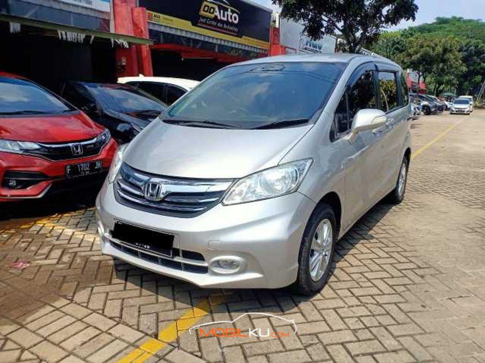 Mobil Honda Freed 2015