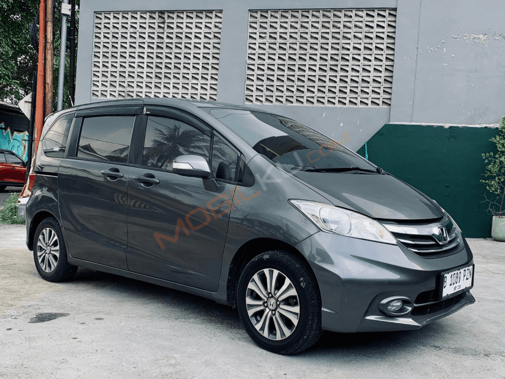 Mobil Honda Freed 2013