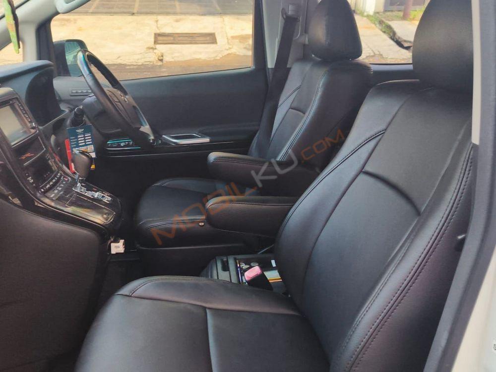 Mobil Toyota Vellfire 2011