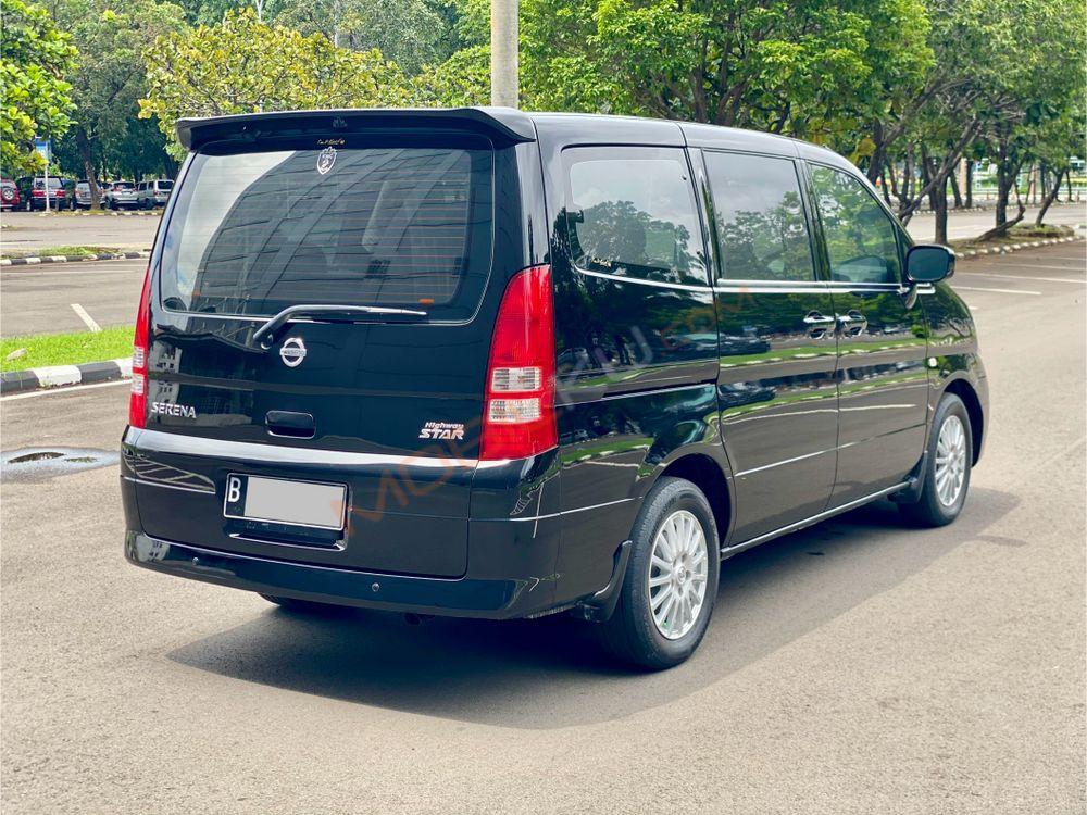 Mobil Nissan Serena 2011