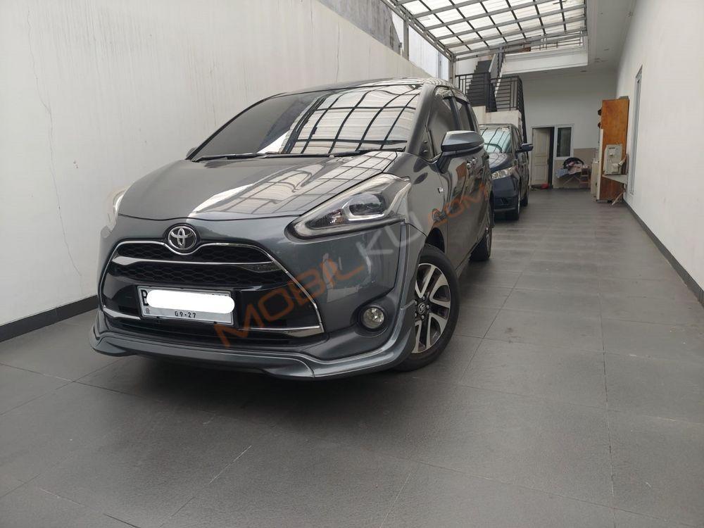 Mobil Toyota Sienta 2017