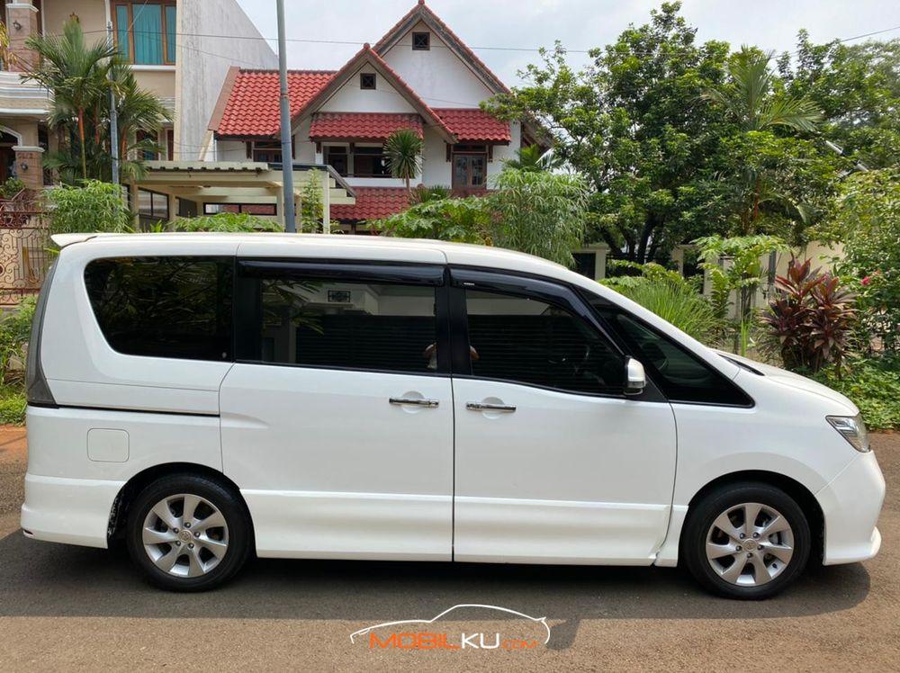Mobil Nissan Serena 2013
