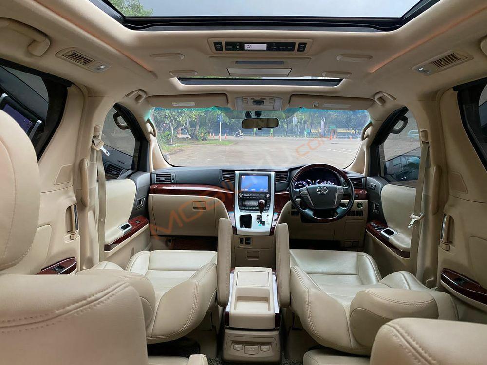 Mobil Toyota Vellfire 2010