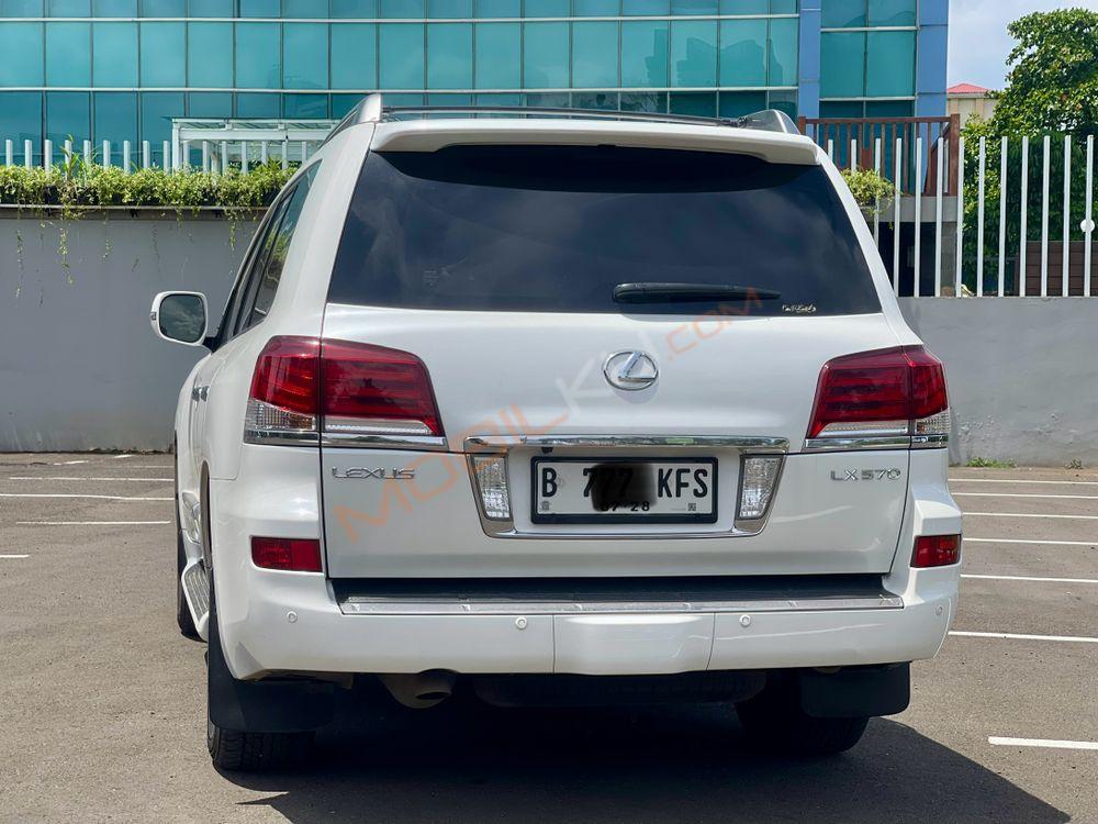 Mobil Lexus LX 2013