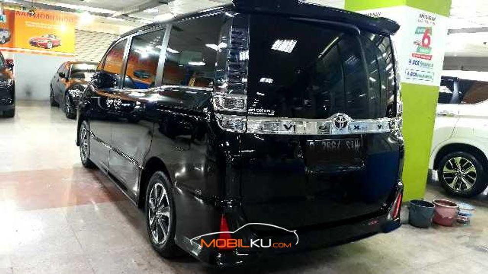 Mobil Toyota Voxy 2019