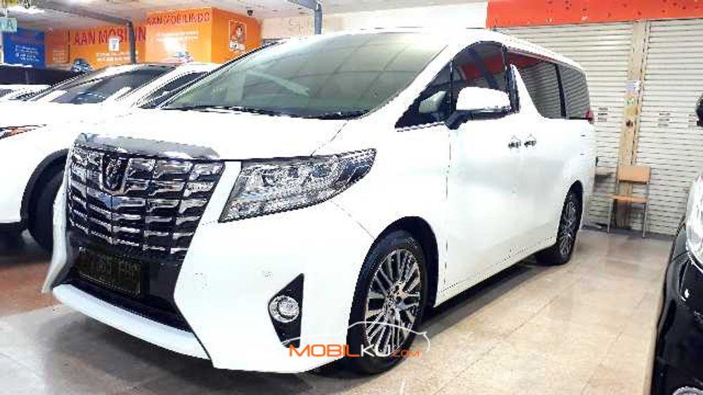Mobil Toyota Alphard 2015