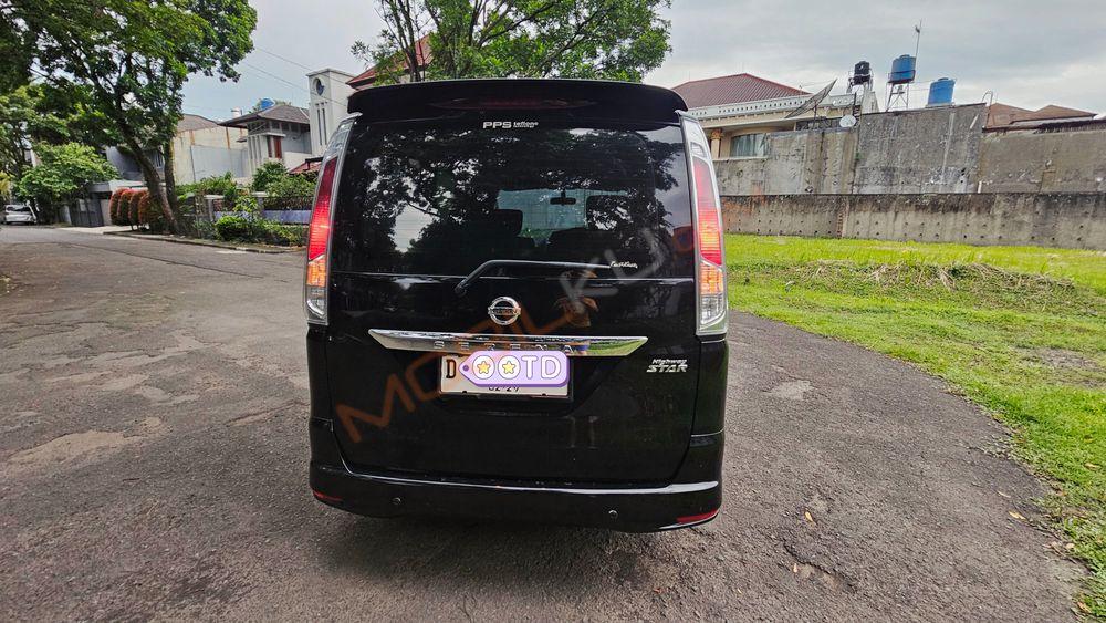 Mobil Nissan Serena 2014