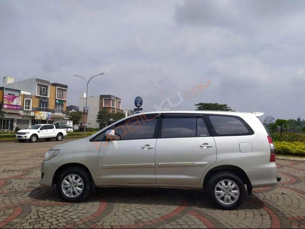 Mobil Toyota Kijang Innova 2013