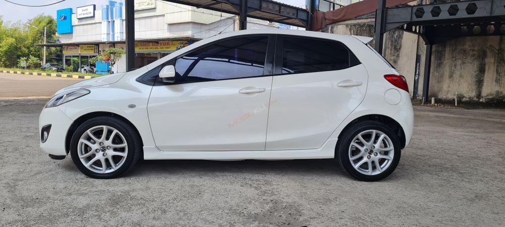 Mobil Mazda 2 Hatchback 2013