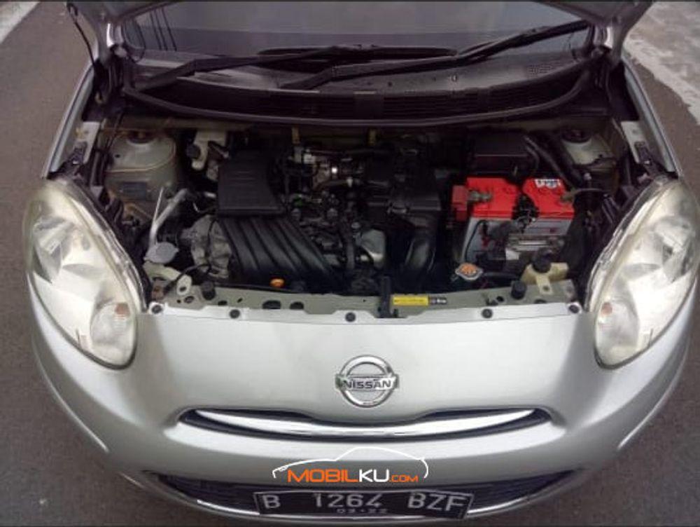 Mobil Nissan March 2012