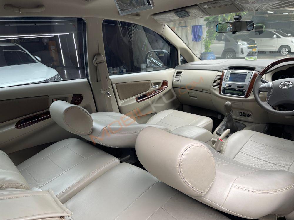 Mobil Toyota Kijang Innova 2014