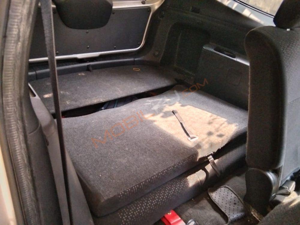 Mobil Nissan Grand Livina 2012