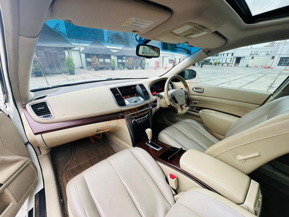 Mobil Nissan Teana 2011