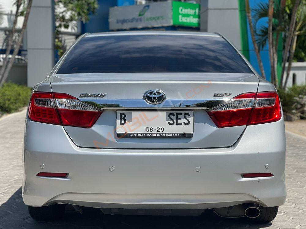 Mobil Toyota Camry 2013