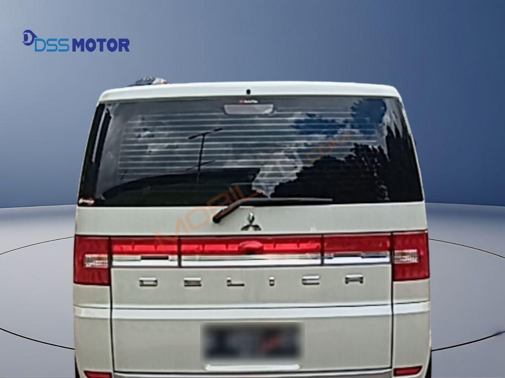 Mobil Mitsubishi Delica 2015