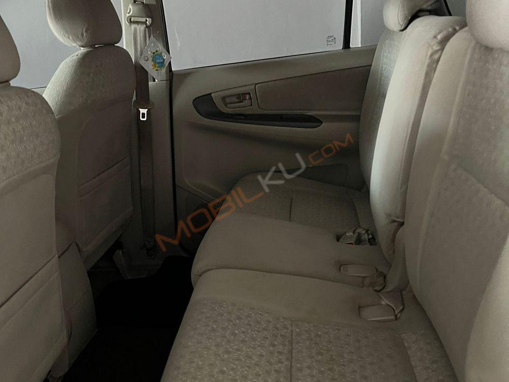 Mobil Toyota Kijang Innova 2010