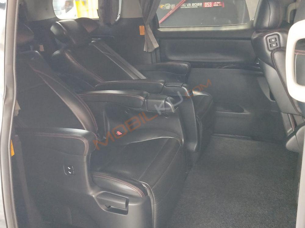 Mobil Toyota Vellfire 2013