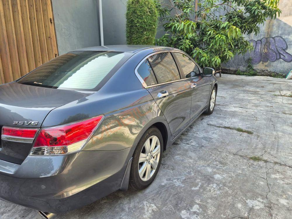 Mobil Honda Accord 2011