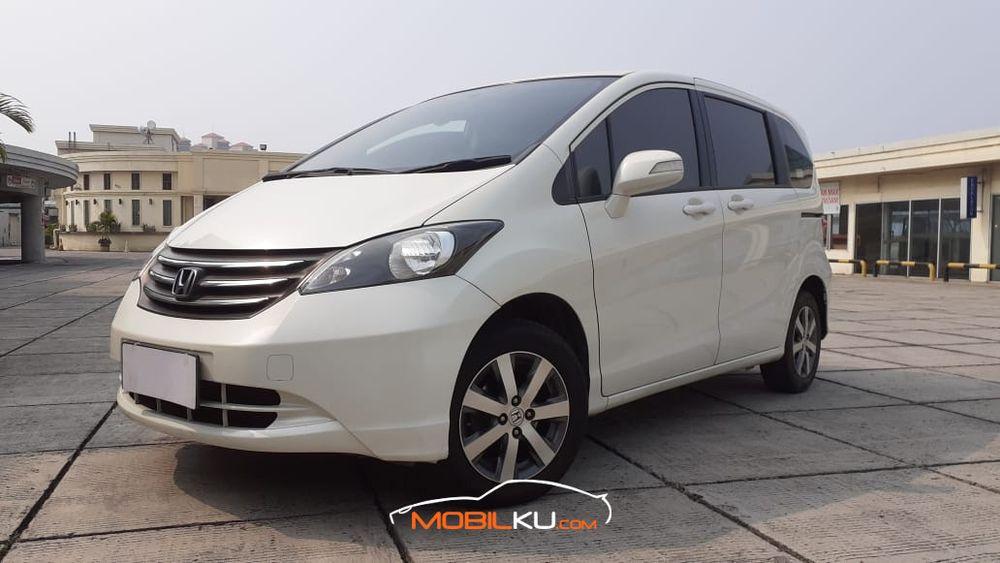 Mobil Honda Freed 2011
