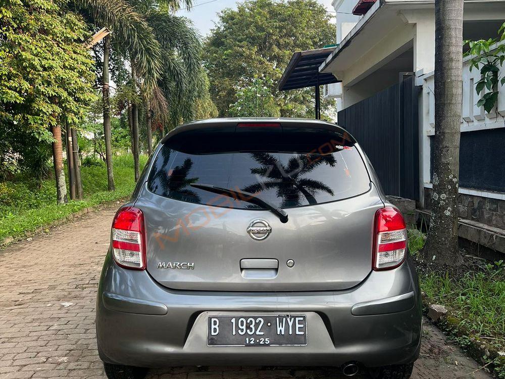 Mobil Nissan March 2011