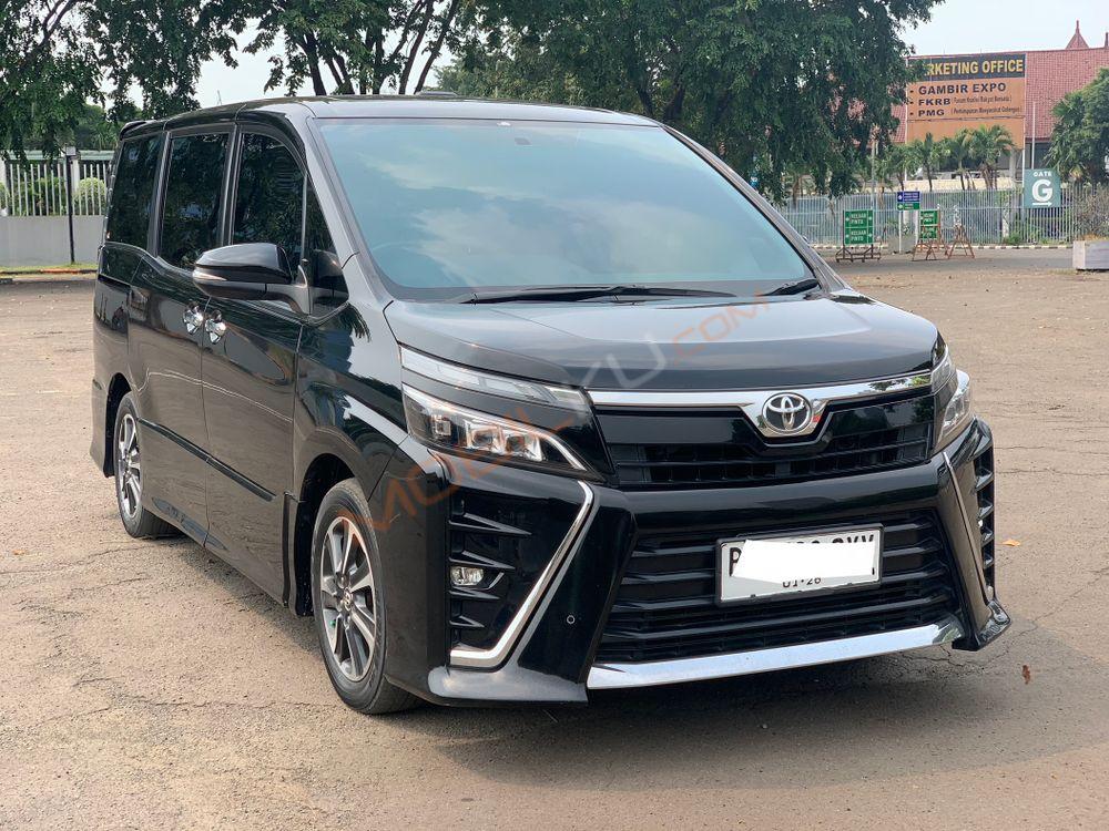 Mobil Toyota Voxy 2018