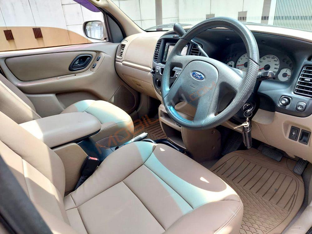 Mobil Ford Escape 2003