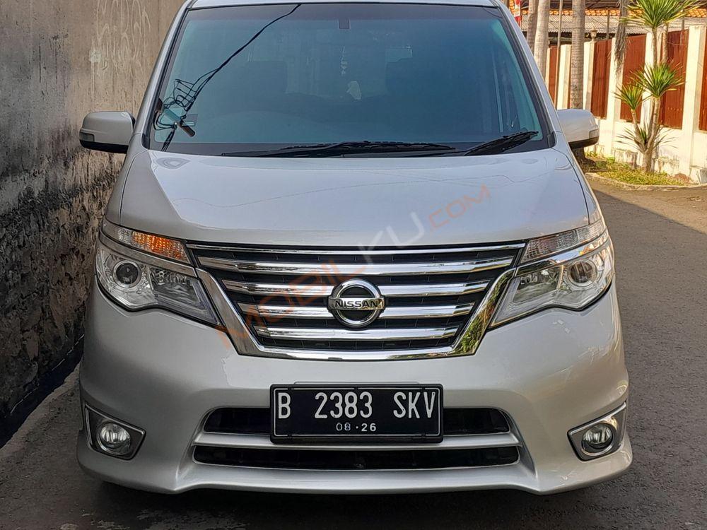 Mobil Nissan Serena 2016