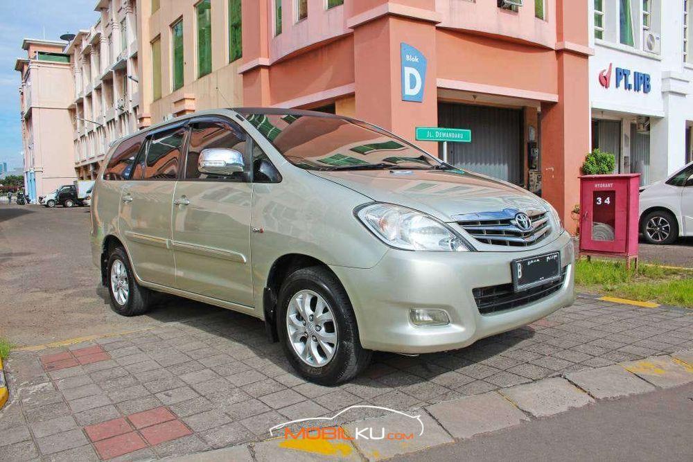Mobil Toyota Kijang Innova 2010