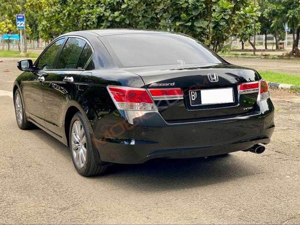 Mobil Honda Accord 2011