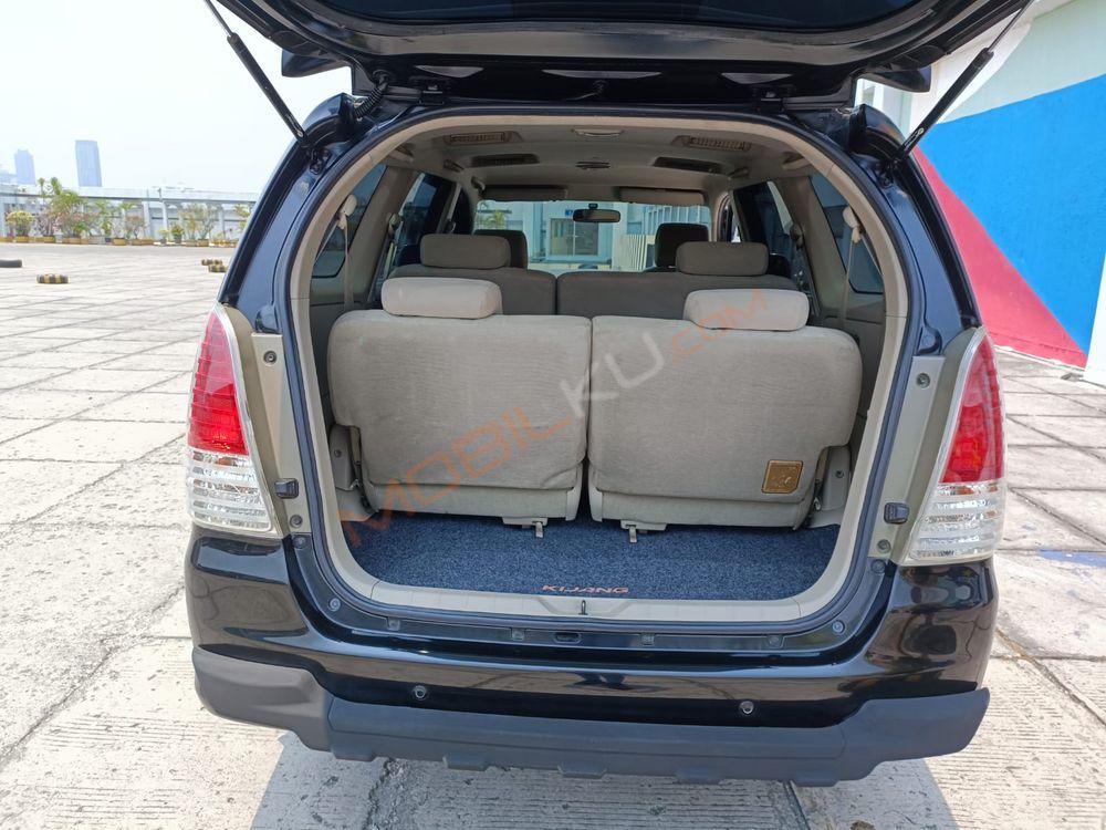 Mobil Toyota Kijang Innova 2010