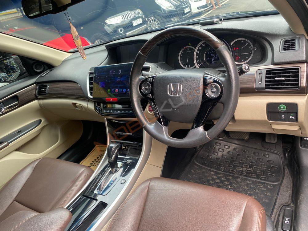 Mobil Honda Accord 2016