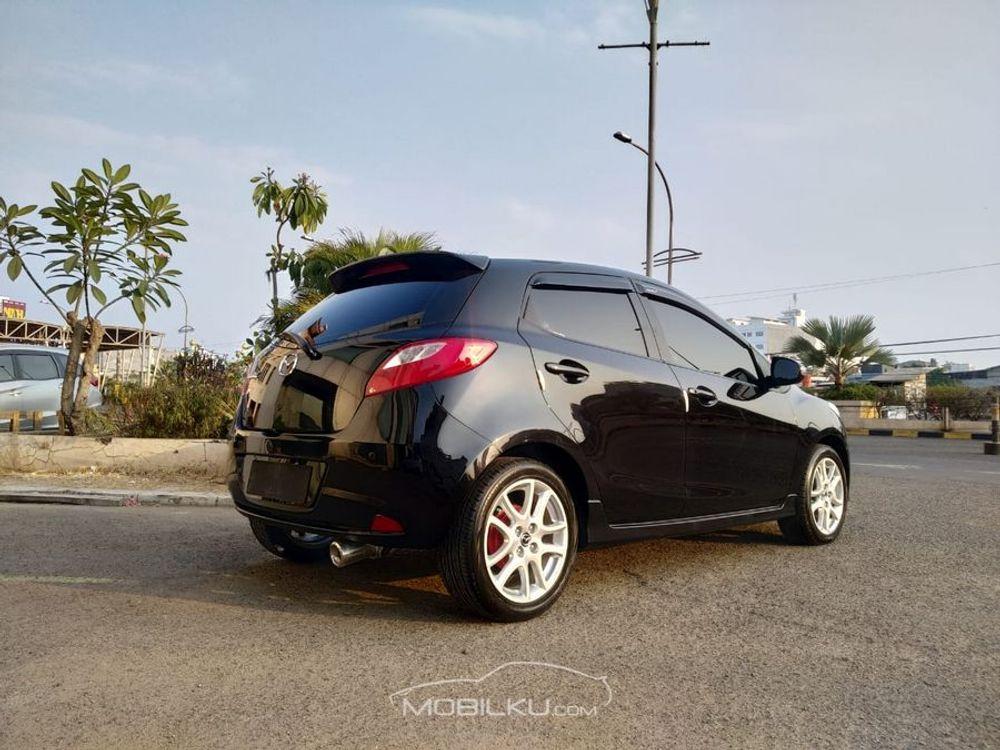 Mobil Mazda 2 Hatchback 2013