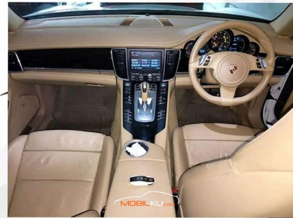 Mobil Porsche Panamera 2012