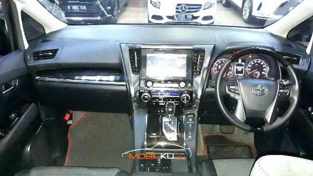 Mobil Toyota Vellfire 2016