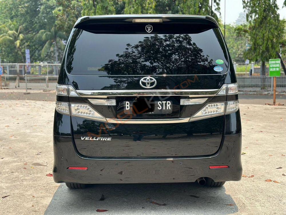 Mobil Toyota Vellfire 2013