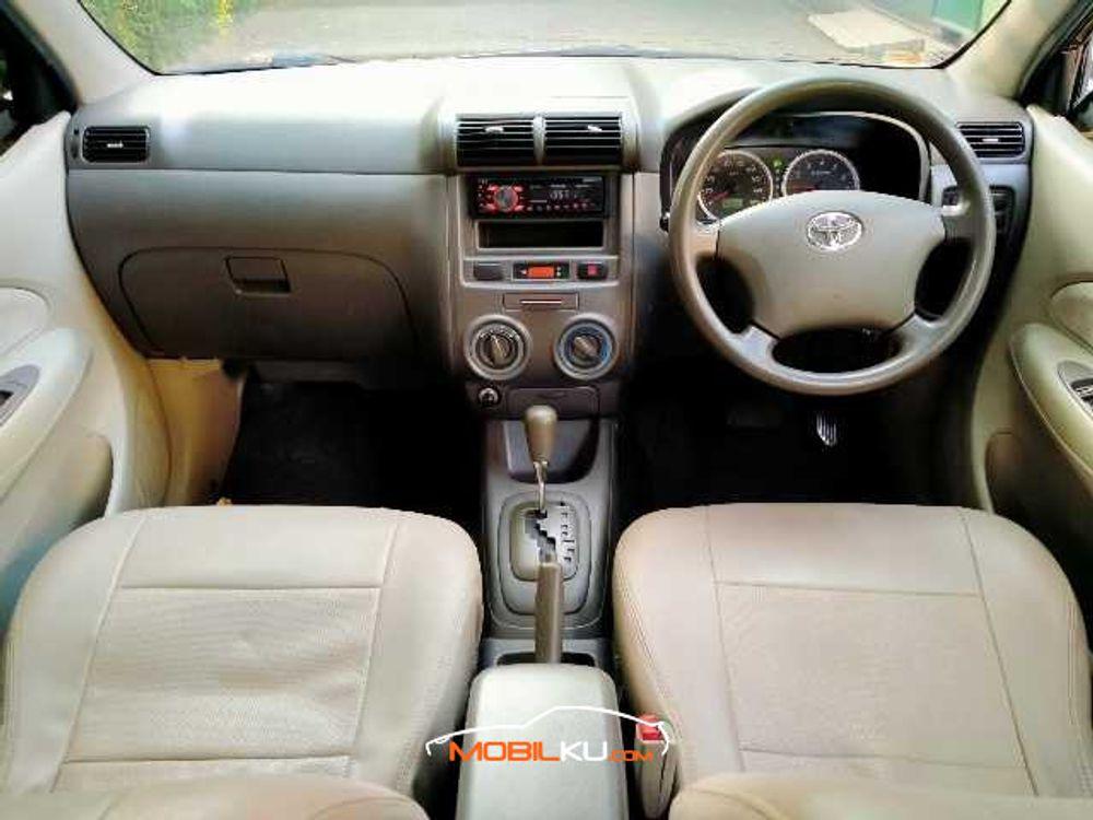 Mobil Toyota Avanza 2011