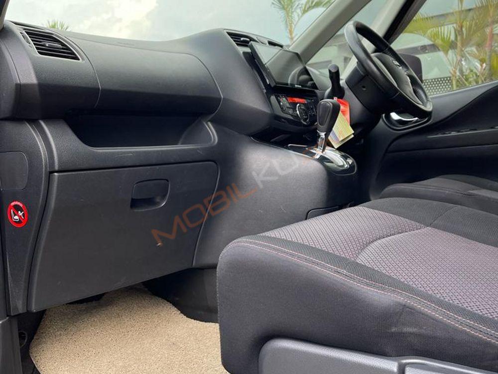 Mobil Nissan Serena 2013