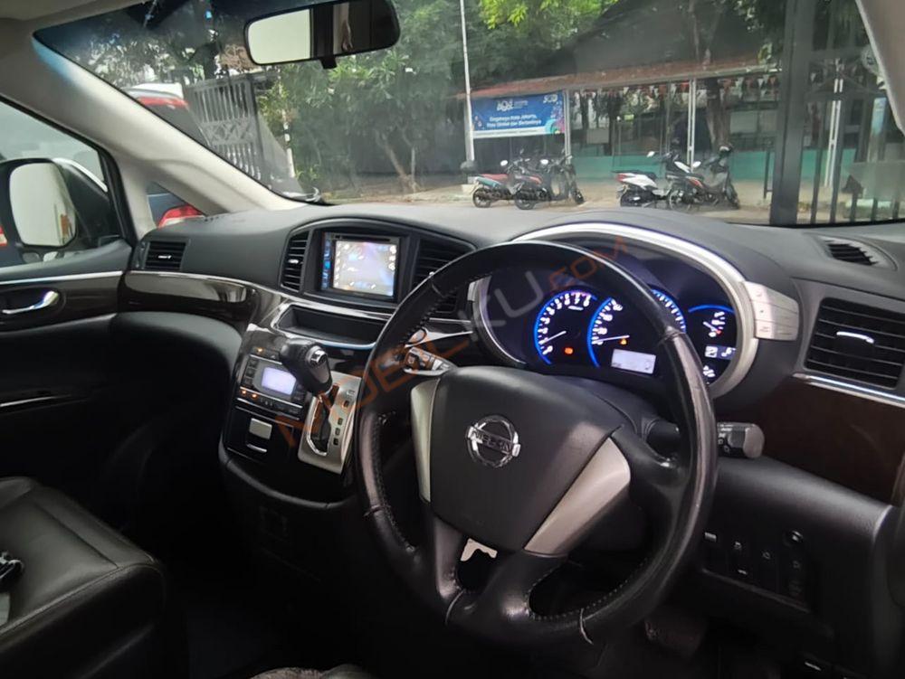 Mobil Nissan Elgrand 2012