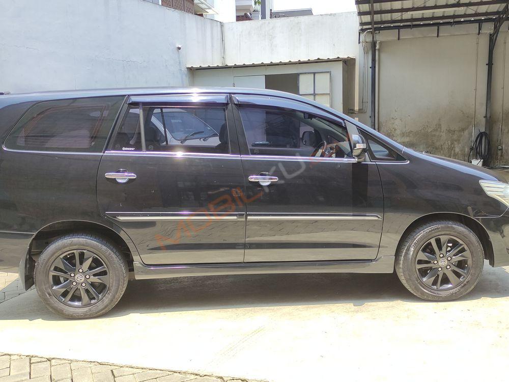 Mobil Toyota Kijang Innova 2012